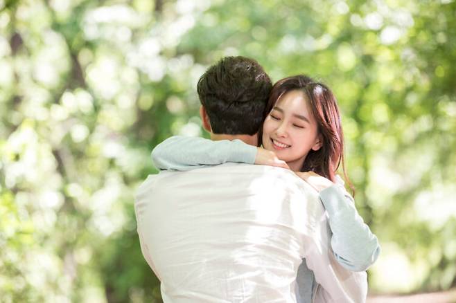 가까운 사람과 포옹을 하면 혈압과 염증이 감소하고, 감염 위험이 줄어드는 등의 건강 효과가 나타난다. [사진=클립아트코리아]