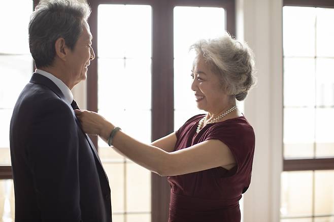 물질적으로 풍요로운 사람이 더 친절할까? 230만 명 분석한 대규모 연구 결과가 나왔다. [사진=게티이미지뱅크]