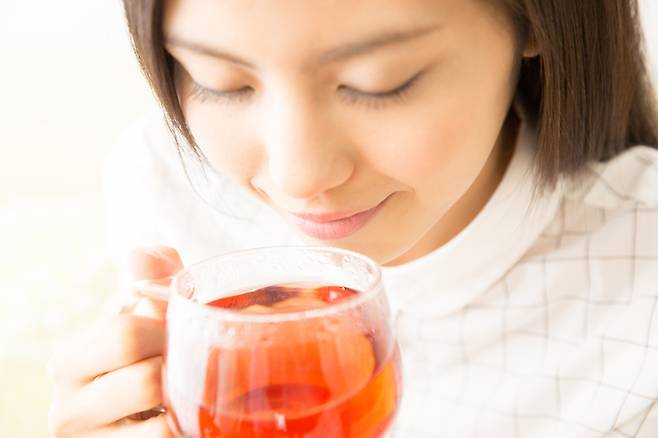 장 질환이 있는 사람들은 매일 체리 주스를 작은 잔으로 두 잔 마시면 염증을 줄일 수 있다는 연구 결과가 나왔다. [사진=게티이미지뱅크]