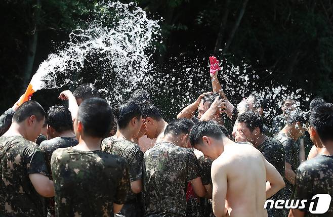 육군 50사단 낙동강여단 장병들이 대구 달성군 가창유격장에서 열린 유격훈련과 참호격투를 마친 뒤 냉수 샤워를 하며 무더위를 씻고 있다. 2022.8.3/뉴스1 ⓒ News1 공정식 기자