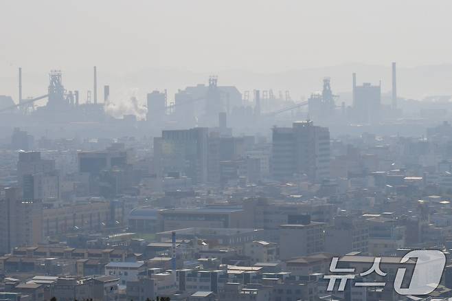 경북 포항시 전역이 희뿌연 초미세먼지에 덮여있다. 오전 포항 미세먼지 86㎍/m³ 나쁨 수준이다. 2025.4.9/뉴스1 ⓒ News1 최창호 기자