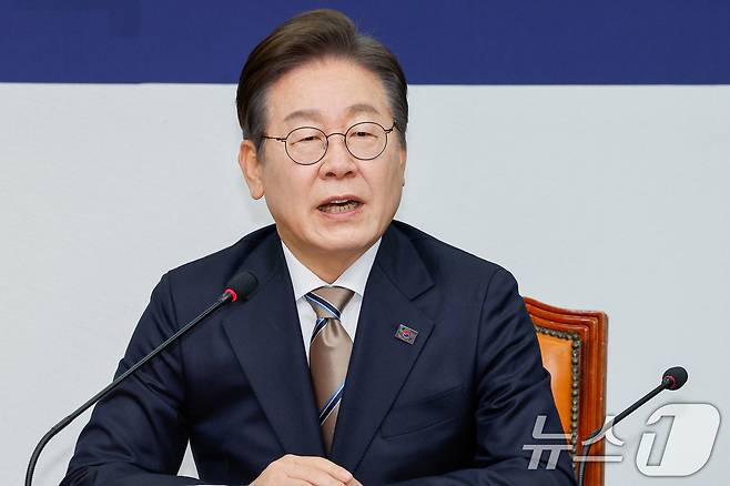 이재명 더불어민주당 대선 경선 후보가 16일 서울 여의도 국회에서 열린 공명선거 실천 서약식에서 인사말을 하고 있다. 2025.4.16/뉴스1 ⓒ News1 안은나 기자