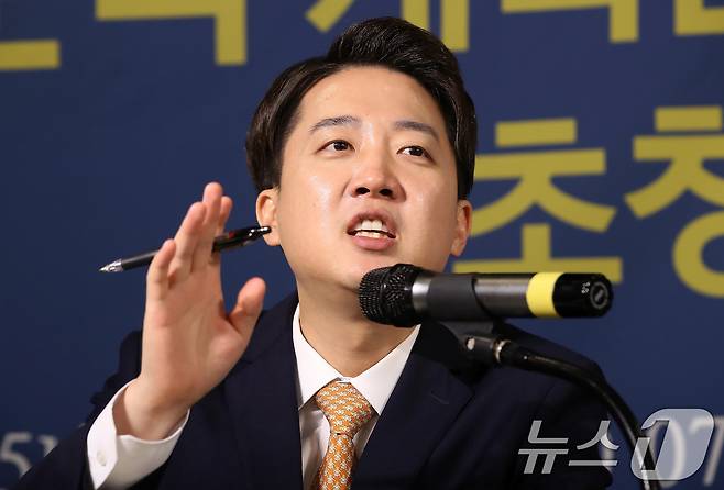 이준석 개혁신당 대선 예비후보가 17일 오전 대구 남구 이천동 대구아트파크에서 열린 아시아포럼21 초청토론회에 참석해 질문에 답하고 있다. 2025.4.17/뉴스1 ⓒ News1 공정식 기자