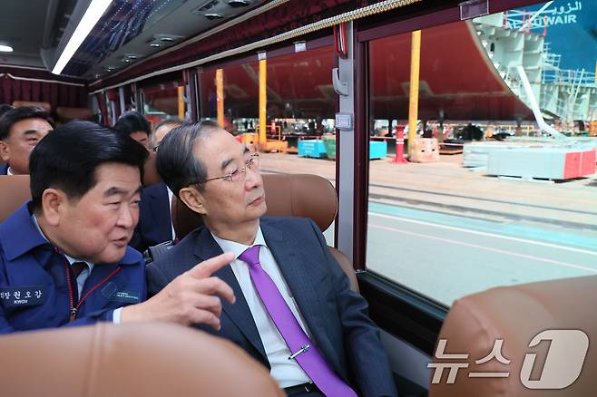 한덕수 대통령 권한대행 국무총리가 16일 울산 동구 HD현대중공업 조선소에서권오갑 HD현대중공업 회장의 설명을 들으며 시찰하고 있다. (총리실 제공, 재판매 및 DB 금지) 2025.4.16/뉴스1 ⓒ News1 임세영 기자