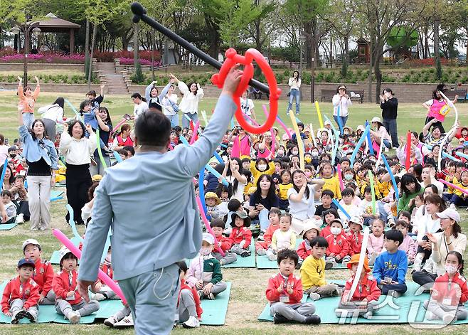 17일 오전 대구 서구 이현공원 잔디광장에서 열린 '이현공원 숲속 음악 소풍'에 참가한 어린이들이 신나는 음악과 함께 어우러진 공연을 즐기고 있다. 2025.4.17/뉴스1 ⓒ News1 공정식 기자
