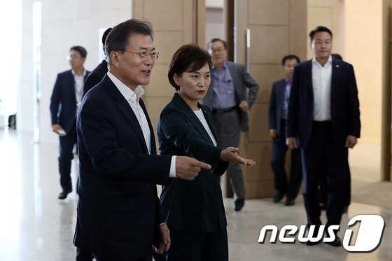 문재인 대통령이 29일 오후 세종시 정부세종컨벤션센터에서 열린 '산업통상자원부-환경부-국토교통부 업무보고'에 앞서 김현미 국토부 장관의 안내를 받으며 차담회 장소로 이동하고 있다. (청와대) 2017.8.29/뉴스1 ⓒ News1 이광호 기자