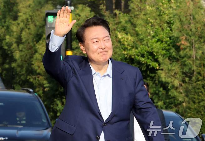 윤석열 전 대통령이 헌법재판소 파면 결정 후 일주일 만인 11일 오후 서울 용산구 한남동 대통령 관저를 떠나며 지지자들에게 손을 흔들어 인사하고 있다. (공동취재) 2025.4.11/뉴스1 ⓒ News1 김성진 기자