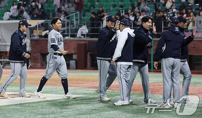 17일 인천시 미추홀구 인천SSG랜더스필드에서 열린 프로야구 '2025 신한 SOL 뱅크 KBO리그' SSG와 한화의 경기에서 4대2로 승리한 한화 선수들이 김경문 감독을 비롯한 코치진과 환호하고 있다. 2025.4.17/뉴스1 ⓒ News1 박세연 기자