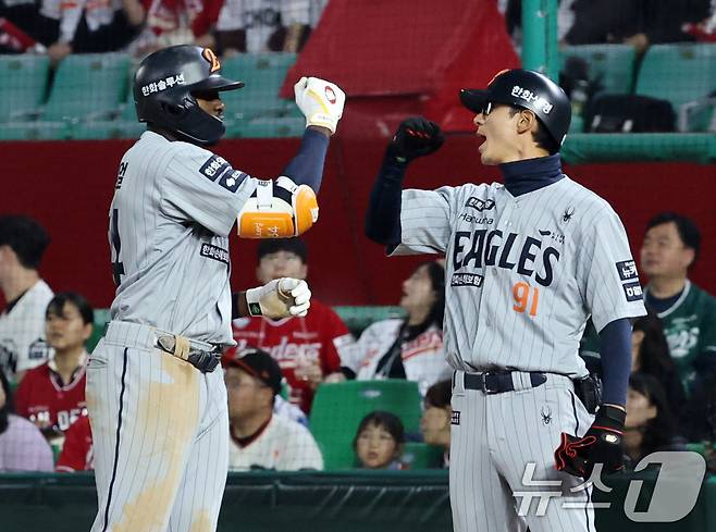 17일 인천시 미추홀구 인천SSG랜더스필드에서 열린 프로야구 '2025 신한 SOL 뱅크 KBO리그' SSG와 한화의 경기에서 5회초 2사 2,3루 상황 한화 플로리얼이 2타점 안타를 친 후 코치와 환호하고 있다. 2025.4.17/뉴스1 ⓒ News1 박세연 기자