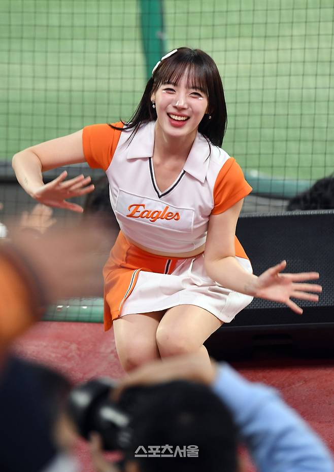 플로리얼을 응원가에 맞춰 퍼포먼스를 하는 한화 치어리더 하지원.  문학 | 박진업 기자