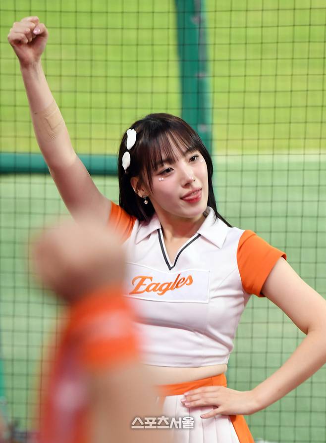 깜찍하게 혀를 쏙 내민 한화 치어리더 하지원. 문학 | 박진업 기자