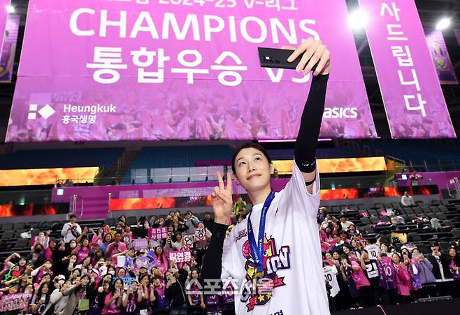 흥국생명 김연경이 8일 인천 삼산월드체육관에서 열린 2024-2025 V리그 여자부 정관장과의 챔피언결정전 5차전에서 정관장을 꺾고 통합 우승을 차지한 뒤 팬들을 배경으로 셀피를 찍고 있다. 2025. 4. 8.  인천 | 박진업 기자 upandup@sportsseoul.com