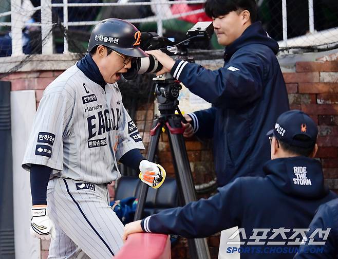 16일 인천 SSG랜더스필드에서 열린 KBO리그 SSG와 한화의 경기. 2회 SSG 김광현 상대 솔로홈런 날린 한화 채은성.