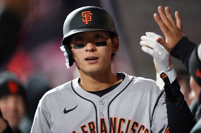 이정후가 17일 필라델피아 원정경기에서 올 시즌 7번째 멀티히트 경기를 달성하며 타율을 0.338(68타수 23안타)로 끌어올렸다. 뿐만 아니라 타율(0.338-ML 8위, NL 5위), 장타율(0.647-ML 6위, NL 3위) OPS(1.042-ML 8위, NL 4위) 등에서 전부 리그 톱 10안에 이름을 올렸다. 이 수치 모두 샌프란시스코 팀내 1위다. 이정후가 확실히 팀의 해결사로 자리매김 했다는 의미다.

특히 이날 5회초 시즌 10호 2루타를 날리며 MLB 최다 2루타 부문 1위에 당당히 이름을 올렸다. 2위 카일 파머(콜로라도)보다 1개 더 많다. 17경기에서 10개의 2루타를 쳤다. 

<저작권자(c) 연합뉴스, 무단 전재-재배포, AI 학습 및 활용 금지>