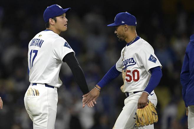오타니 쇼헤이와 무키 베츠가 다저스의 승리가 확정된 뒤 로파이브를 하고 있다. Imagn Images연합뉴스