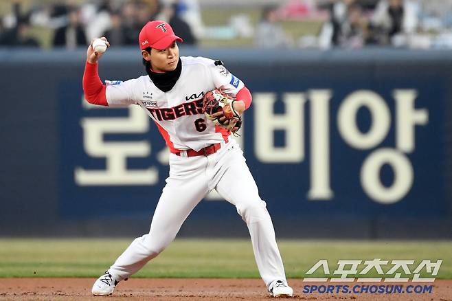 3일 광주 기아챔피언스필드에서 열린 KIA 타이거즈와 삼성 라이온즈의 경기. 1회초 1사 삼성 이재현 타구를 KIA 2루수 홍종표가 처리하고 있다. 광주=박재만 기자 pjm@sportschosun.com/2025.04.03/