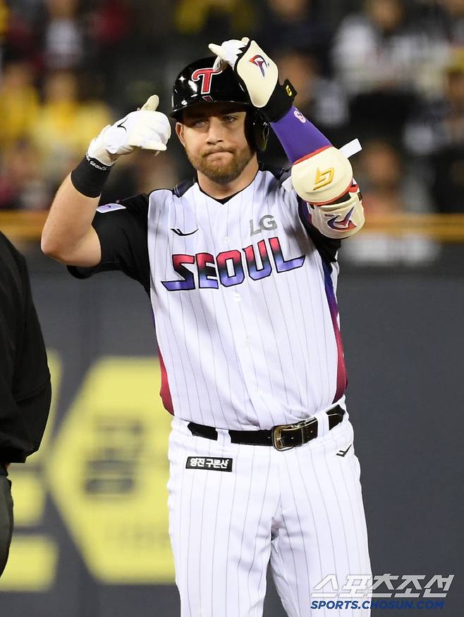 11일 잠실구장에서 열린 LG 트윈스와 두산 베어스의 경기. LG 오스틴이 안타를 날린 뒤 환호하고 있다. 잠실=박재만 기자 pjm@sportschosun.com/2025.04.11/