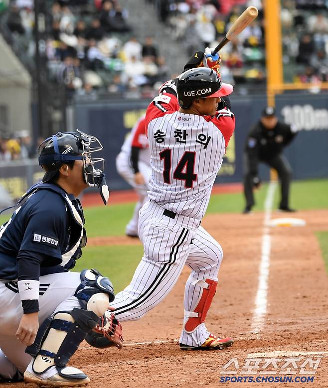 13일 잠실구장에서 열린 LG 트윈스와 두산 베어스의 경기. LG 송찬의가 타격을 하고 있다. 잠실=박재만 기자 pjm@sportschosun.com/2025.04.13/