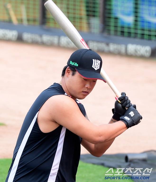 몇 번 스윙을 해 본 강민호는 어뢰 배트를 내려 놓고 원래 쓰던 배트로 훈련을 시작했다.