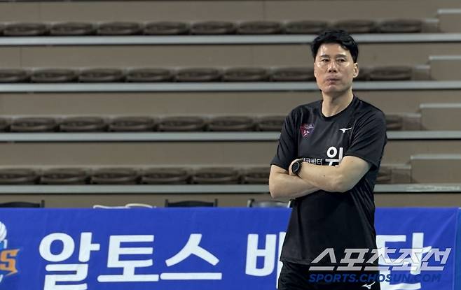 한국 여자 올스타 강성형 감독이 선수들의 훈련을 지켜보고 있다. 사진제공=KOVO