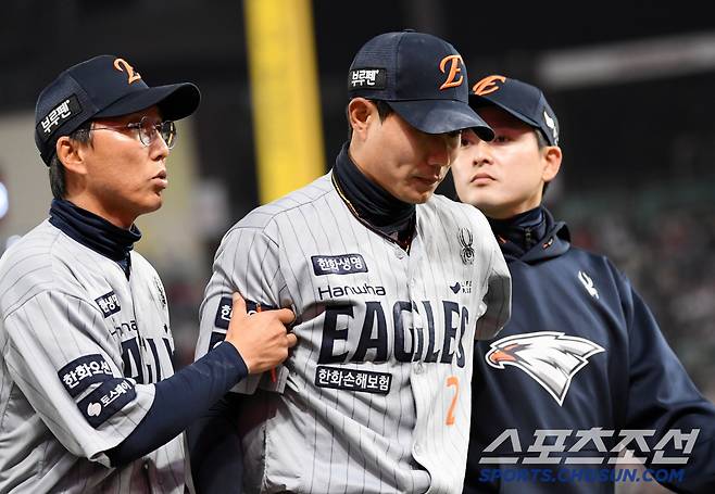 17일 인천 SSG랜더스필드에서 열린 SSG 랜더스와 한화 이글스의 경기. 5회 수비 도중 허리 부상을 당한 한화 유격수 심우준이 교체되고 있다. 인천=박재만 기자 pjm@sportschosun.com/2025.04.17/