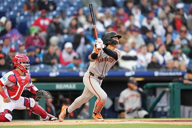 1회초 첫 타석에서 우중간 적시타를 치고 있는 이정후. Imagn Images연합뉴스