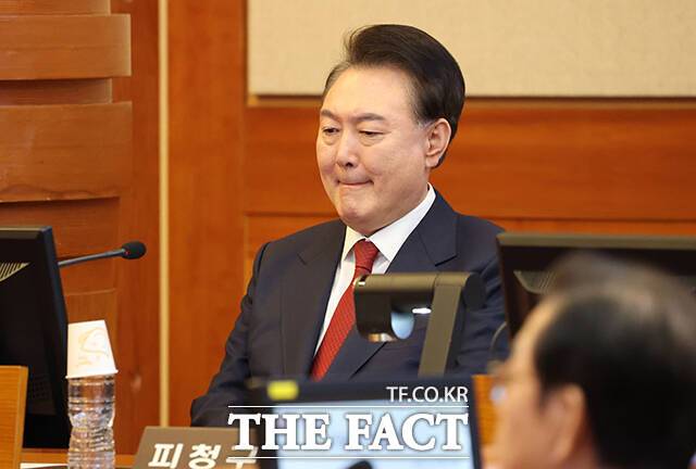 윤석열 대통령이 2월 13일 서울 종로구 헌법재판소에서 열리는 탄핵심판 8차 변론에 출석하고 있다. /사진공동취재단