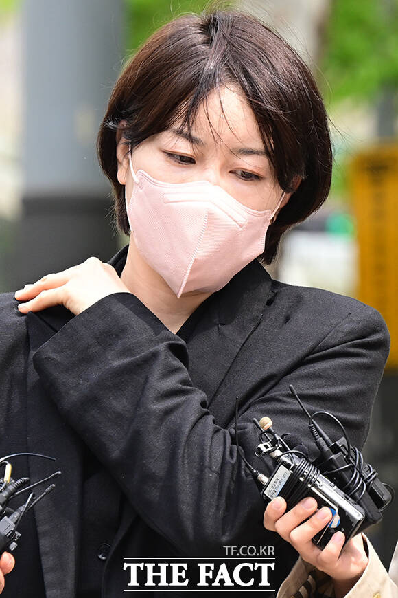 문재인 전 대통령의 딸 문다혜 씨가 17일 오전 서울 마포구 서울서부지방법원에서 열린 '음주운전 및 불법 숙밥업 혐의' 선고 공판에 출석하고 있다. /남윤호 기자