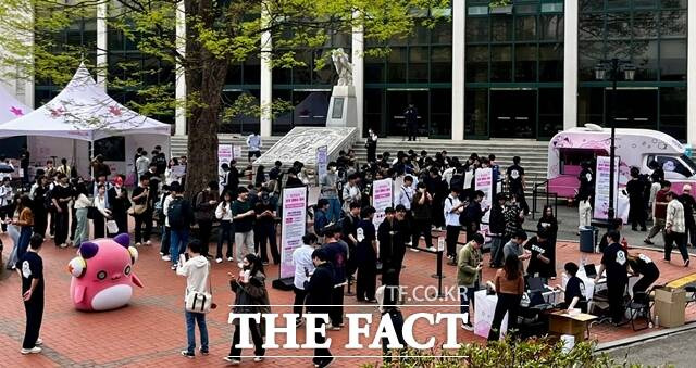 현장에는 오전 11시 행사 시작과 동시에 수백명의 학생들이 몰려들었다. /조소현 기자