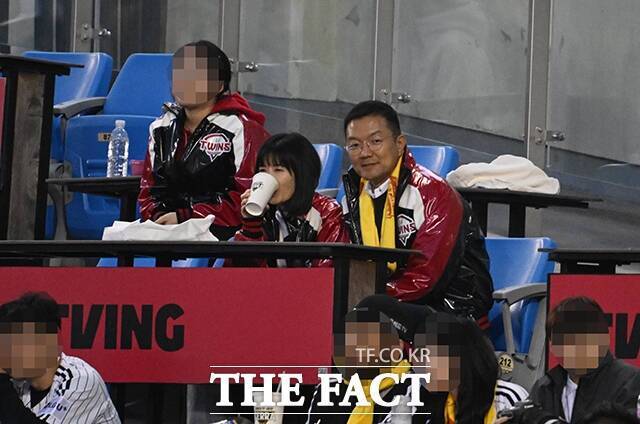 구연경 LG복지재단 대표와 윤관 BRV 대표가 지난달 27일 서울 송파구 잠실야구장에서 열린 2025 KBO리그 LG 트윈스와 한화 이글스의 경기를 관람하고 있다. /박헌우 기자