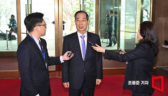 헌법재판소에서 탄핵소추안이 기각되면서 직무에 복귀한 한덕수 대통령 권한대행 겸 국무총리가 3월24일 서울 종로구 정부서울청사로 출근하며 취재진에 입장을 밝히고 있다. 조용준 기자
