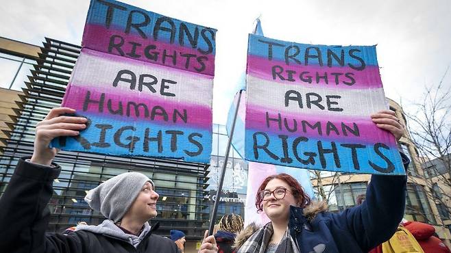 이번 소송은 젠더 이슈에 대한 격렬한 논쟁이 벌어지고 있는 시점에 제기되었다