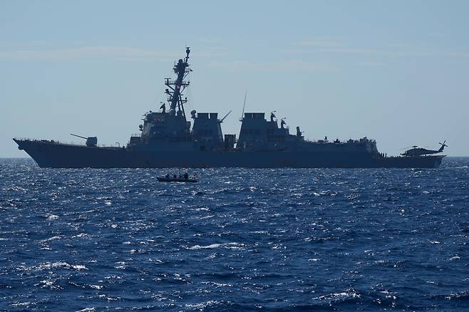 지난달 남중국해에서 미국, 일본, 필리핀이 합동 해상 훈련을 하고 있다. /AP 연합뉴스