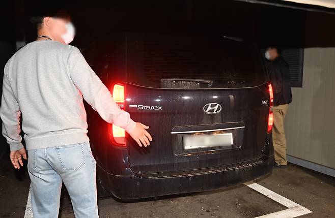 부모와 처자식 등 일가족 5명을 살해한 50대 가장 A씨가 지난 15일 경기도 용인서부경찰서로 압송되고 있다. /연합뉴스