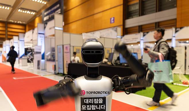 서울 강남구 코엑스에서 열린 '한국전자제조산업전X오토모티브월드코리아'에 휴머노이드 로봇이 전시돼 있다./누스1 제공