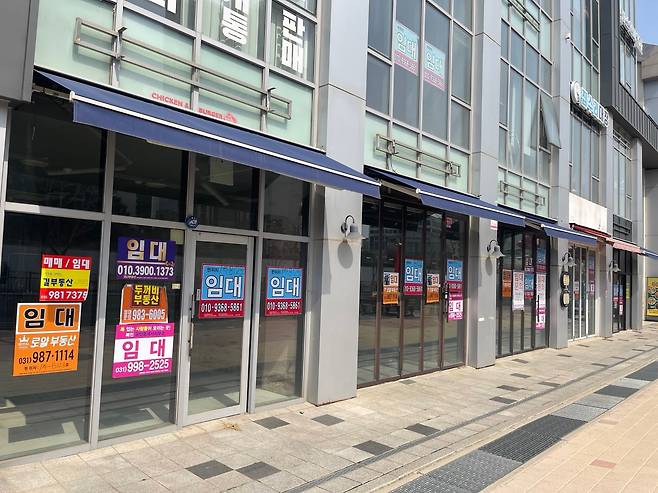 김포 한강 신도시 내 라베니체 상가 건물에 임차인을 찾는 광고문이 붙어 있다. 5개 상가가 연이어 공실로 남아있다. / 사진 = 정해용 기자