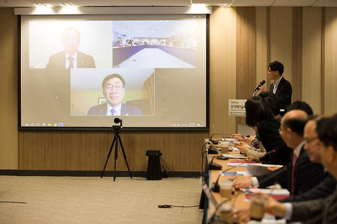이창윤(오른쪽 세 번째) 과학기술정보통신부 제1차관이 17일 오전 서울 종로구 광화문교보빌딩 국가과학기술자문회의 대회의실에서 열린 '미국 미주리대학교 차세대연구로 설계 수출 관련 기자간담회' 에 참석해 취재기자들의 질문을 듣고 있다./과학기술정보통신부