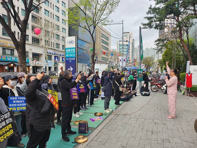 17일 오전 9시쯤 서울 성북구청 앞 미아리 성 노동자 이주대책 촉구 집회가 열렸다. /김관래 기자