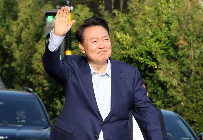 윤석열 전 대통령이 헌법재판소 파면 결정 후 일주일 만인 지난 11일 오후 서울 용산구 한남동 대통령 관저를 떠나며 지지자들에게 손을 흔들어 인사하고 있다. (공동취재)/뉴스1