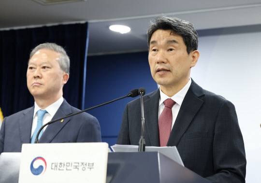 이주호(오른쪽) 부총리 겸 교육부 장관이 17일 서울 종로구 정부서울청사에서 열린 브리핑에서 내년도 의대 모집 인원을 증원 이전 규모인 3058명으로 확정했다고 발표하고 있다. 교육부 제공