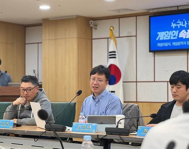 김정태 동양대 게임학부 교수 겸 게임특위 부위원장(가운데)이 17일 국회의원회관에서 열린 게임 이용자와 업계 대상 간담회에서 발언하고 있다.ⓒ데일리안 이주은 기자