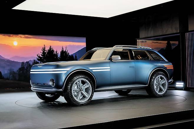 15일(현지 시간) 제네시스가 미국 뉴욕 맨해튼의 ‘제네시스 하우스 뉴욕’에서 공개한 전동화 기반 럭셔리 오프로더 ‘엑스 그란 이퀘이터 콘셉트’의 실차 디자인 모델. 현대자동차 제공