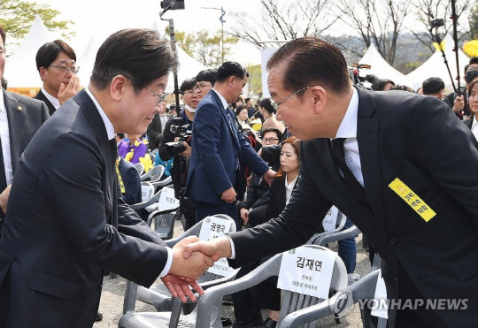 이재명 전 더불어민주당 대표와 권영세 국민의힘 비상대책위원장이 16일 경기 안산시 화랑유원지에서 열린 '세월호 참사 11주기 기억식'에서 악수하고 있다. [공동취재]