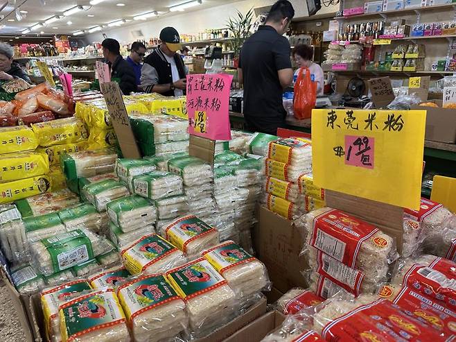 미국 샌프란시스코 차이나타운의 한 중국 유명 식품점에 새로 인상된 중국산 식품 가격이 기존 가격 태그 위에 덧붙여져 있다. 사진=홍창기 기자