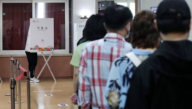 제8회 전국동시지방선거일인 2022년 6월 1일 오후 서울 서초구 방배1동 주민센터에 마련된 투표소에서 유권자들이 소중한 한표를 행사하기 위해 줄지어 서 있다. 뉴시스