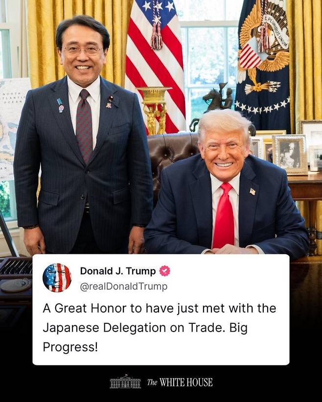 도널드 트럼프 미국 대통령(오른쪽)이 16일(현지시간) 백악관 집무실에서 일본 무역 협상 수석 대표인 아카자와 료세이 일본 경제재생상과 회담 뒤 기념 사진을 SNS에 올렸다. 백악관 제공