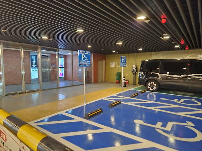 모두 미술 공간이 있는 서울스퀘어 별관 앞에 장애인 전용 주차장이 있다.