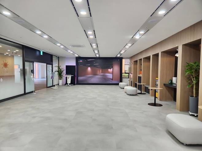 모두 미술 공간은 장애인이 느끼는 고립과 단절을 해소하기 위해 설계되어 개방감이 돋보인다. 모두 미술 공간에 조성된 라운지는 누구든 편안하게 드나들 수 있다.