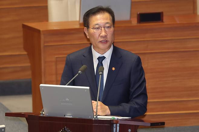 박성재 법무부 장관이 지난 14일 국회 본회의에서 열린 대정부 질문에서 더불어민주당 김영배 의원 질의에 답하고 있다. 연합뉴스