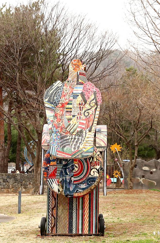 ‘양주시립장욱진미술관’ 정원에 전시 중인 작품. 박미향 기자